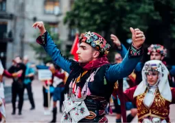 genç halk dansları kursu