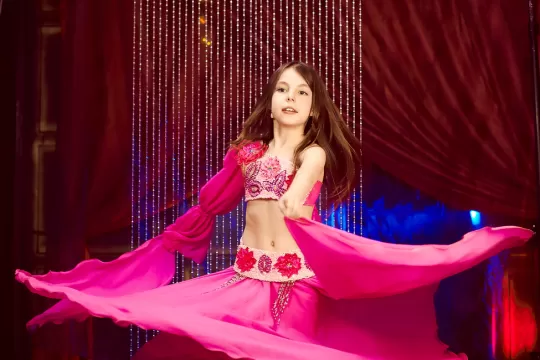 genç oryantal dans dersi