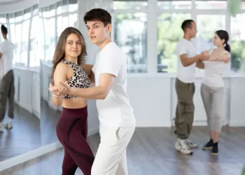 Unutulmaz Bir Başlangıç: Altınova Dans Kursu Düğün Dansı Rehberi