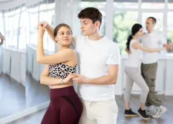 Gölcük Dans Kursu: Ritmin Hikayesi ve Bachata’nın Büyüsü