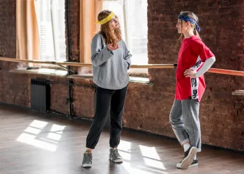 Hip-Hop Giyim Tarzı Nedir? (Sokaklardan Podyumlara Uzanan İkonik Stilin Evrimi)