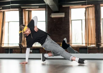 Hip-Hop Kursu Nedir? (Sadece Bir Dans Dersi Değil, Bir Kültürün Parçası Olmak)